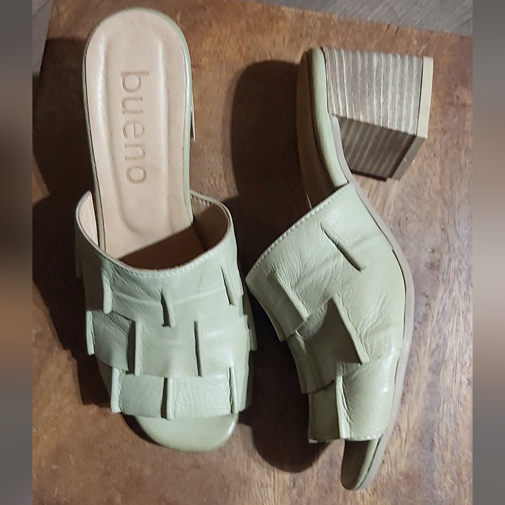 Bueno Women's Green Leather Heeled Sandals
